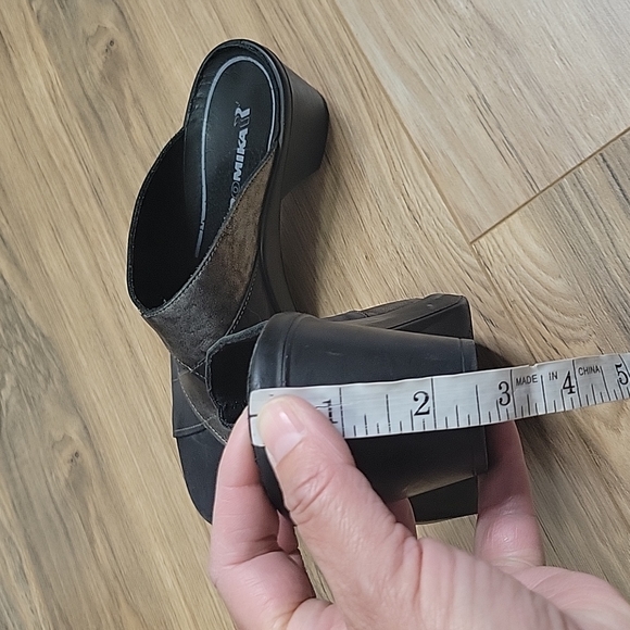 Romika Two Toned Metallic Leather Clogs - Picture 10 of 16